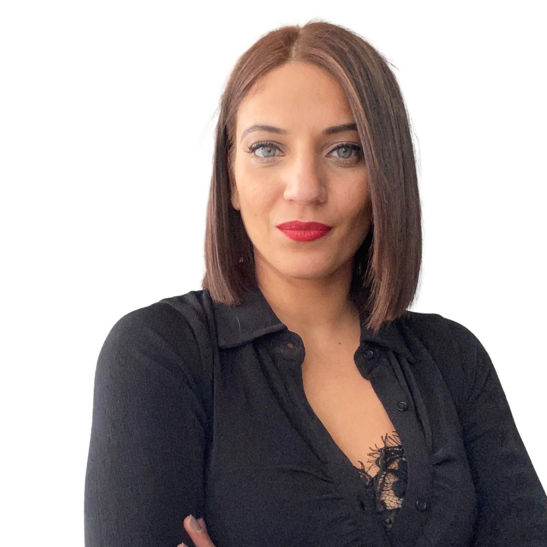 Portrait d'Abir Piro, autrice et coach en développement personnel